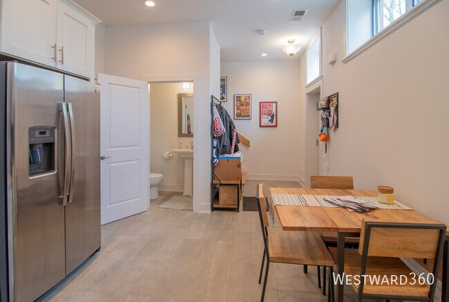 Building Photo - 2535 W North Ave