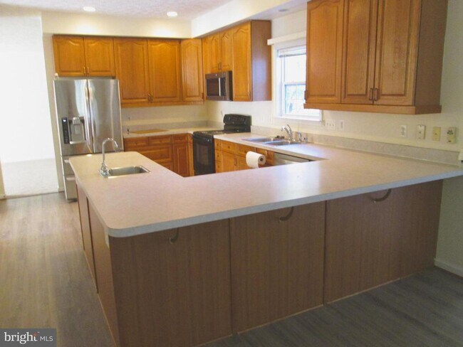 Building Photo - 1300 Treasure Dr