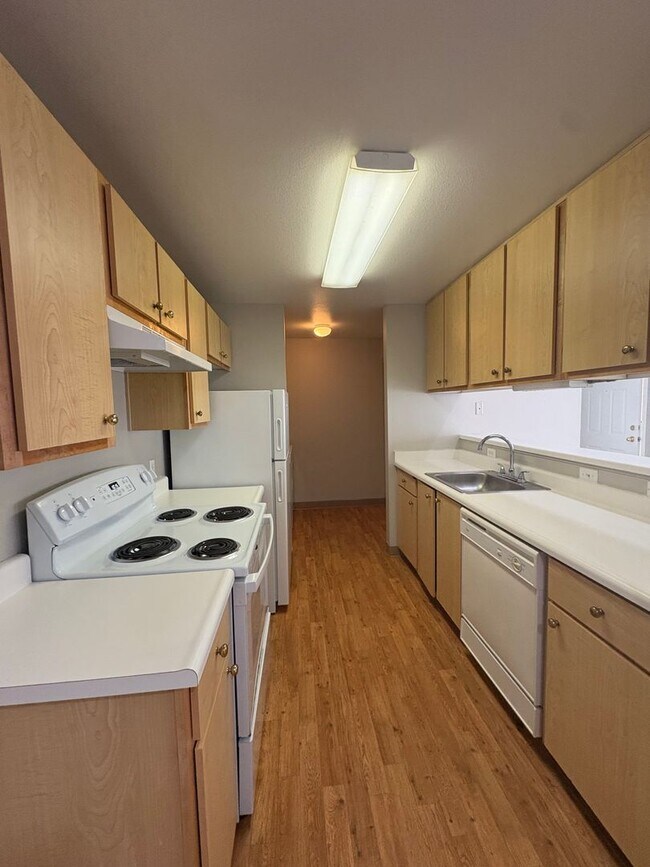 Building Photo - SUMMER DEALS— ?Apply same day of tour get $99 security deposit and ONE MONTH FREE