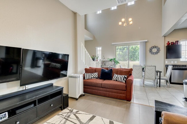 Building Photo - 1367 S Country Club Dr