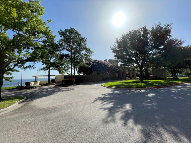 Building Photo - 12315 Glenview Dr