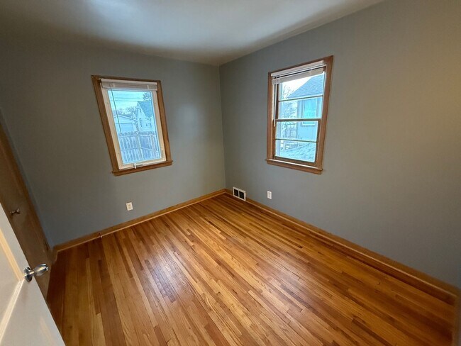 Building Photo - 2 Bed, 1 Bath Single-Family Home Close to Downtown!