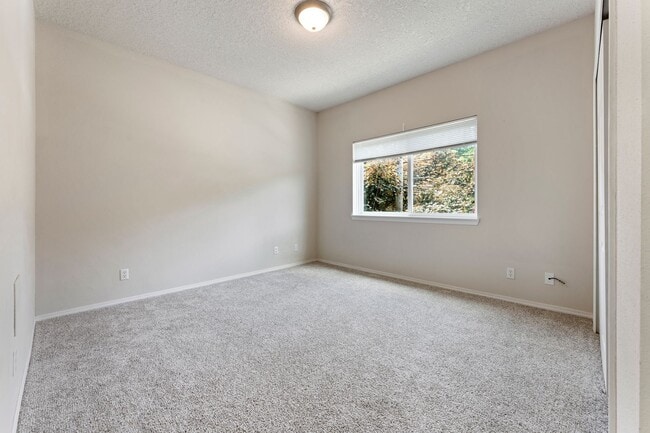 Building Photo - 3-bedroom 2 bath condo with a balcony in s...