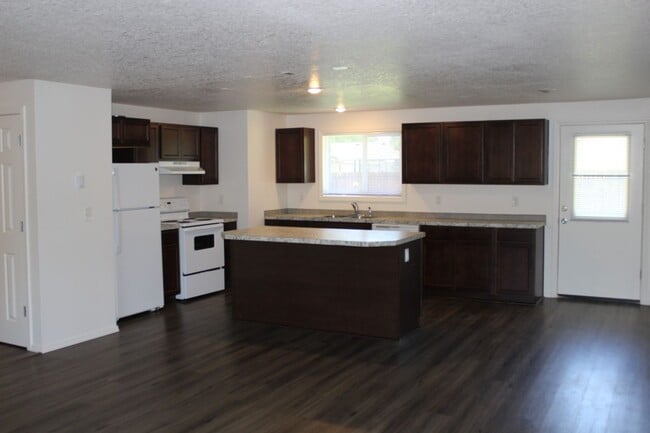 Building Photo - Four bedroom ranch