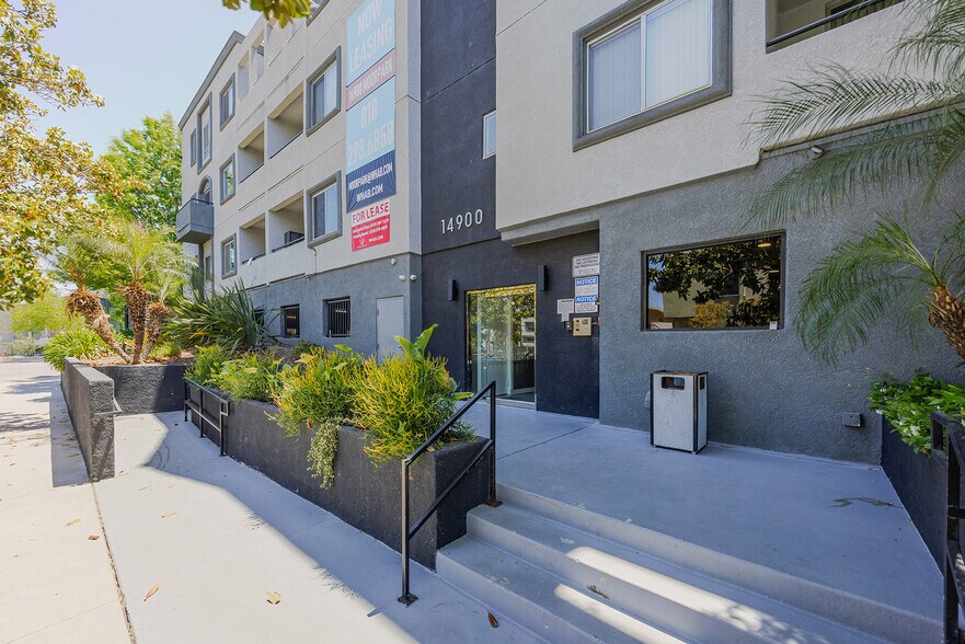 Building Photo - 14900 Moorpark St