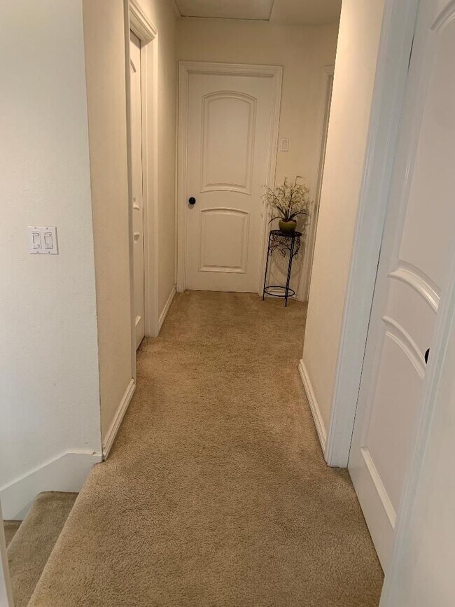 Building Photo - Wonderful East Ventura 4 Bedroom 2.5 Bath Home