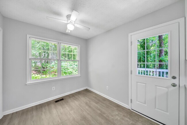 Building Photo - 608 Wood Ridge Dr