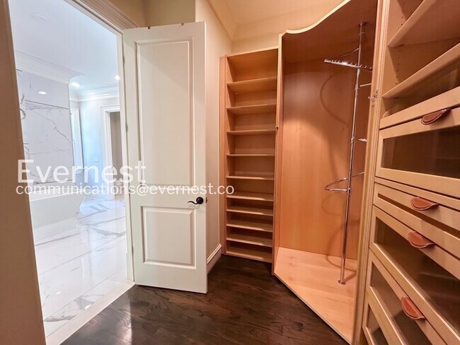Building Photo - Spacious 7 Bed/8 Bath Home with Garage / Pet-Friendly / Available Now!