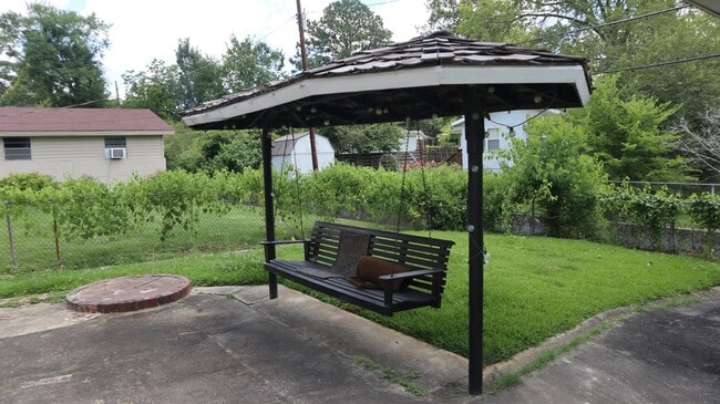 Building Photo - 225 Hillmoor Ln