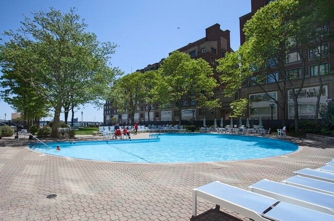 Building Photo - 65 E India Row