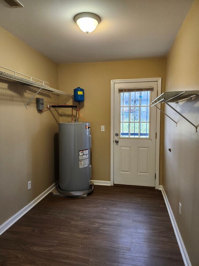 Building Photo - 827 Darryl Ln