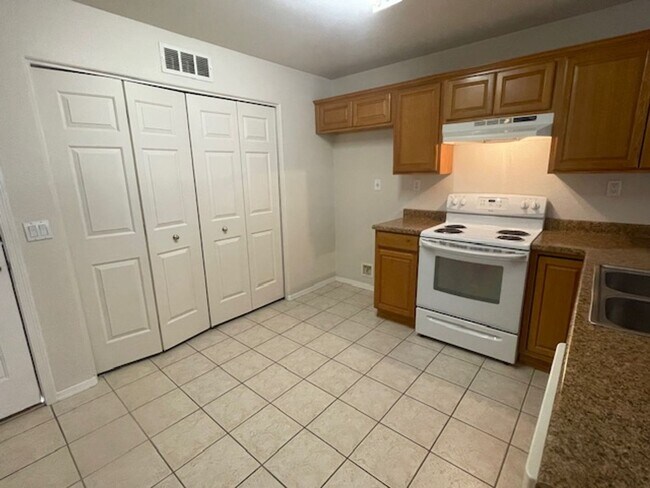 Building Photo - PALI3045