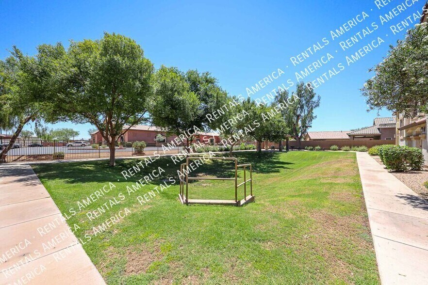 Building Photo - 747 N Port Dr