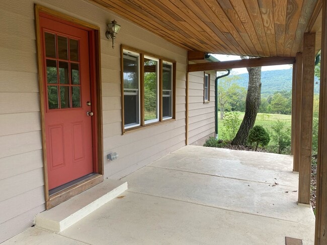 Building Photo - 3 Bedroom 1 Bathroom home. Available NOW!