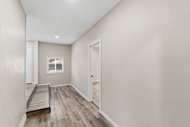 Building Photo - 4 Bedroom home 2 bath Available NOW!