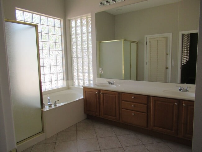 Building Photo - Nice 2 Bedroom Plus Bonus Room / 2 Bath Home in Chandler Gated Community!