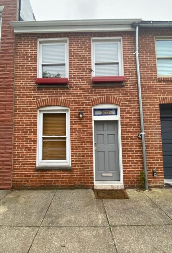 Building Photo - 2 Bedroom with Rear Yard