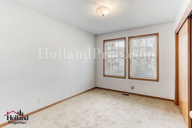 Building Photo - Pet-Friendly Hillsboro Home with Brand New Carpets and Fresh Paint!