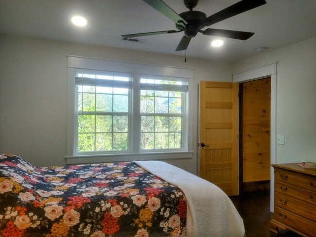 Building Photo - 63 Redwood Ln