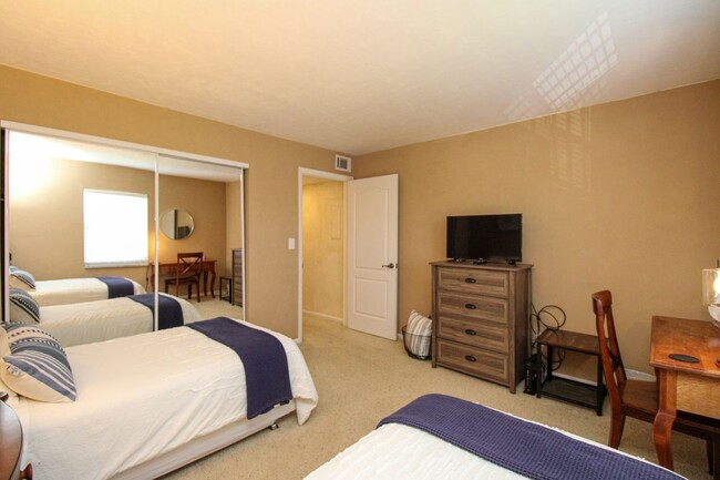 Building Photo - ** 2/2 CHARMING FURNISHED CONDO AT THE ISL...