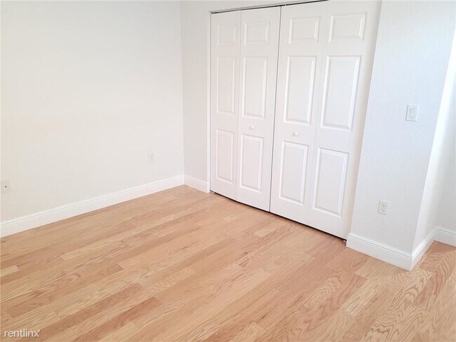 Building Photo - 3 br, 2 bath Townhome - 840 SW 147th Ave #...