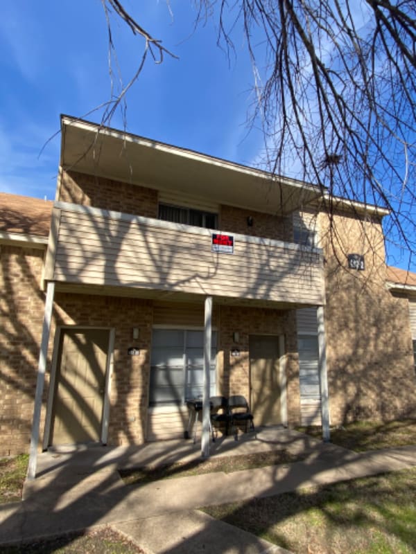 Building Photo - 402 Summer Ct