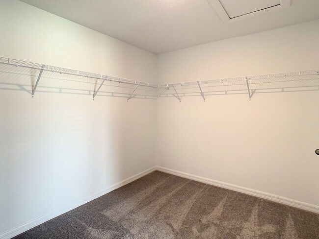 Building Photo - Beautiful 4 bedroom 2.5 bathroom Single Family House! Like new!