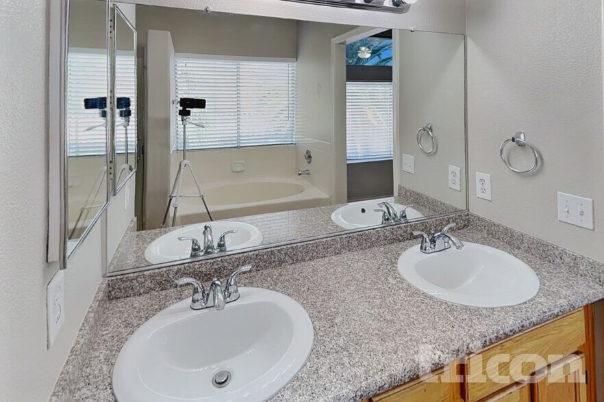 Building Photo - 6941 Wine River Dr