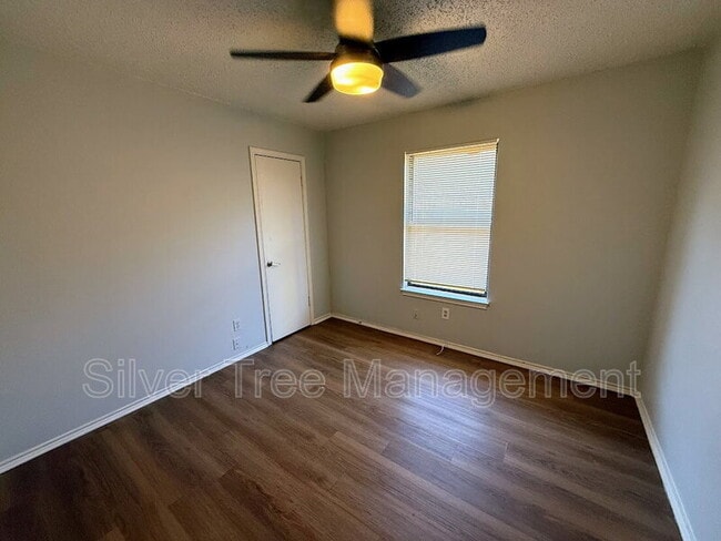 Building Photo - 6847 S Creek Dr