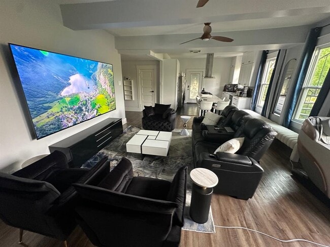 Building Photo - 3210 Hampton Rd