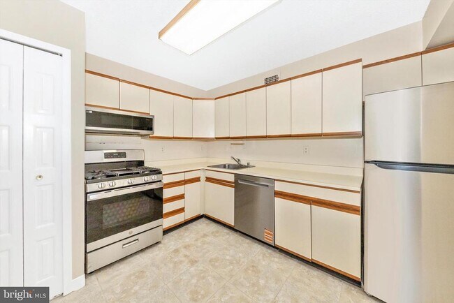 Building Photo - 5225 Pooks Hill Rd