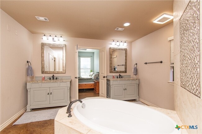 Building Photo - 1020 Woodland Bend Cir