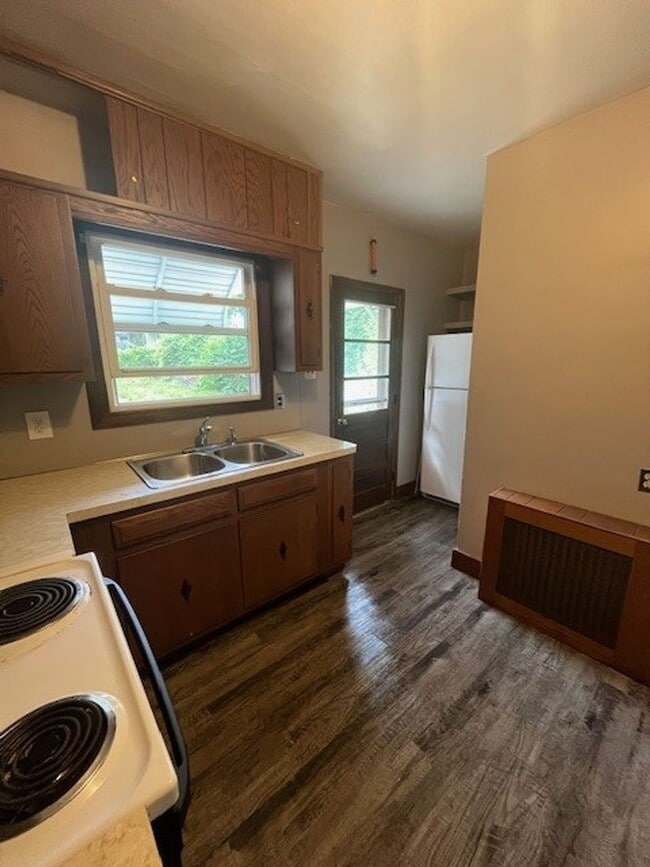 Building Photo - 2 bedroom 1 bath