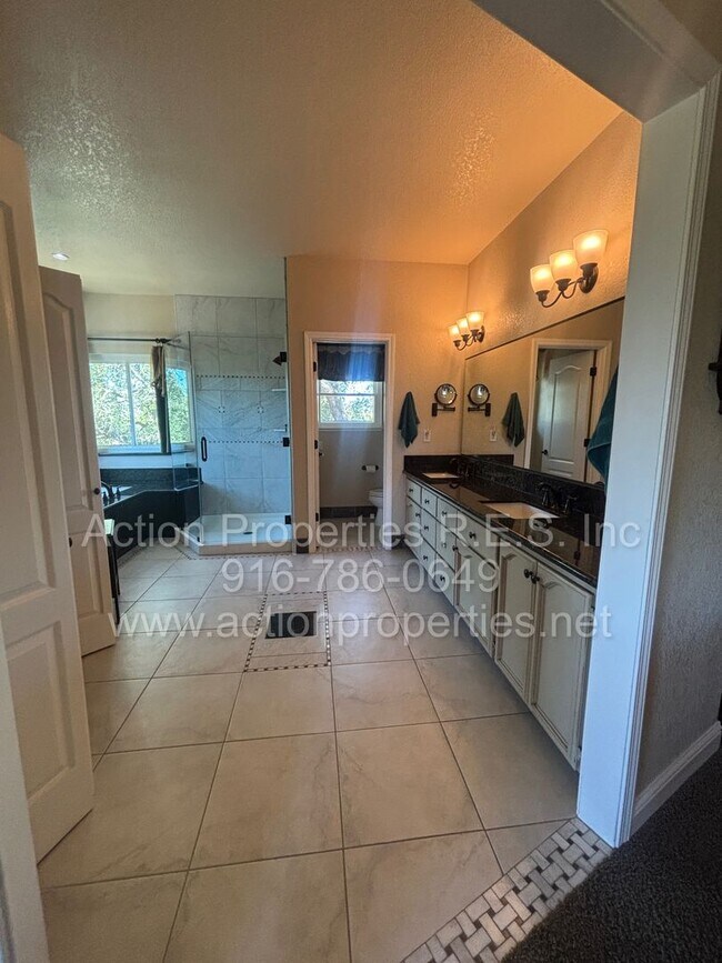 Building Photo - 4726 Abbey Hill