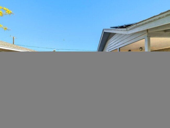 Building Photo - 544 W 17th Pl