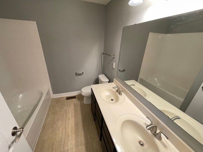 Building Photo - Large Home East Jefferson For Rent