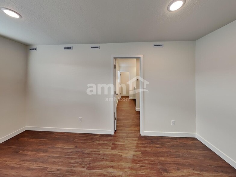 Building Photo - 8977 Royal Ln