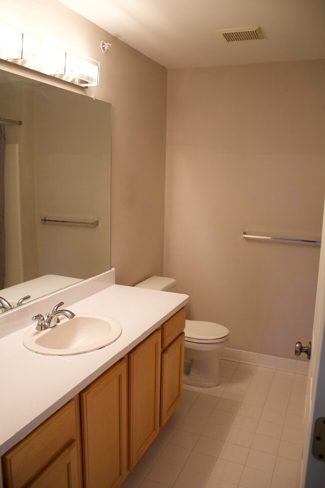 Full Bathroom - 1478 Ashford Ct