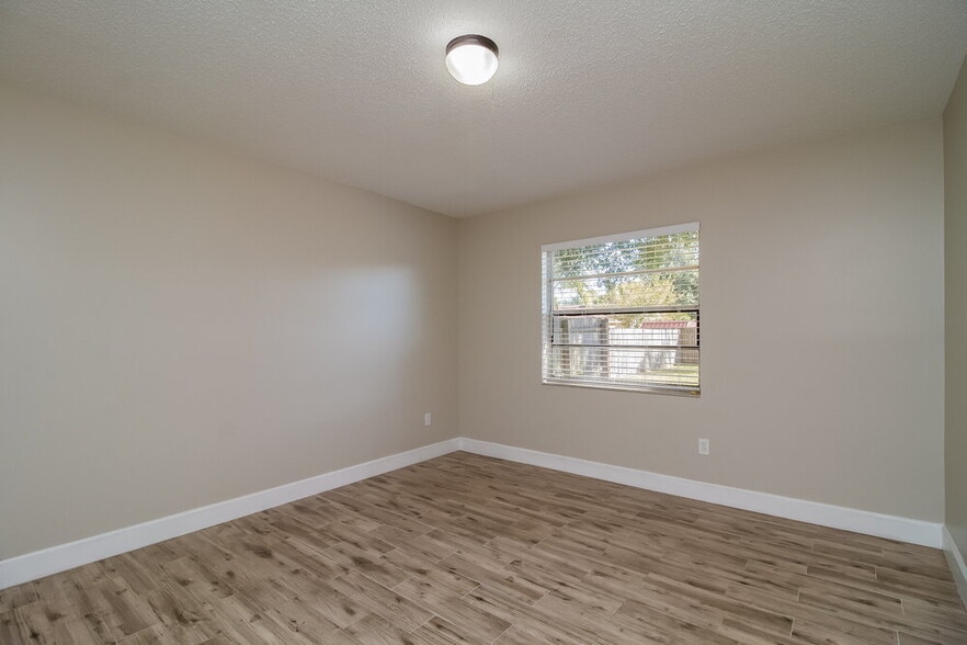 Building Photo - 1301 Baranova Rd