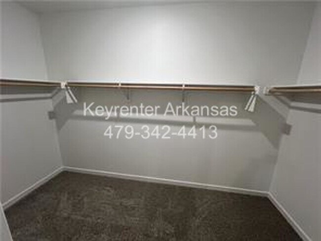 Building Photo - Amazing 3 Bedroom - 3.5 Bathroom in Fayetteville!
