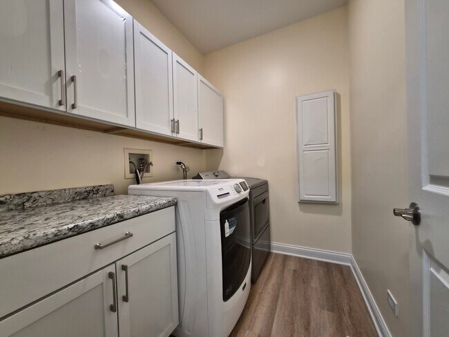 Building Photo - 2355 Shiloh Dr
