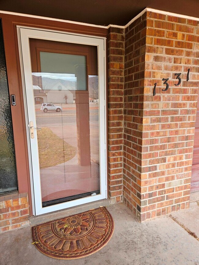 Building Photo - Beautiful 4 Bedroom / 2 Bath Large Home wi...