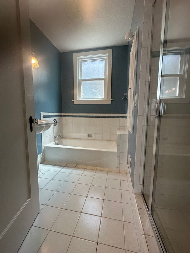 Building Photo - Bright & Charming Miraloma Home