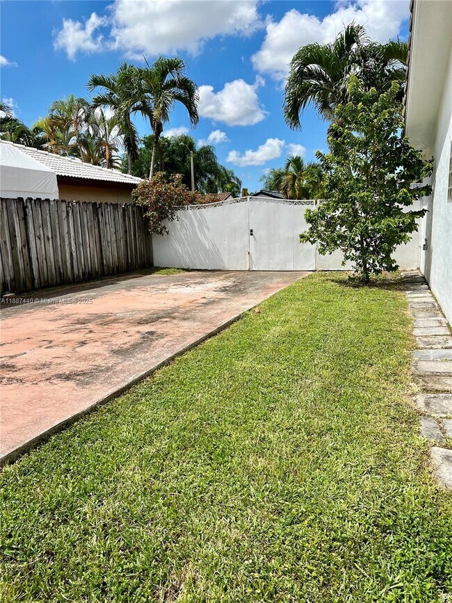 Building Photo - 15765 SW 139th Ave