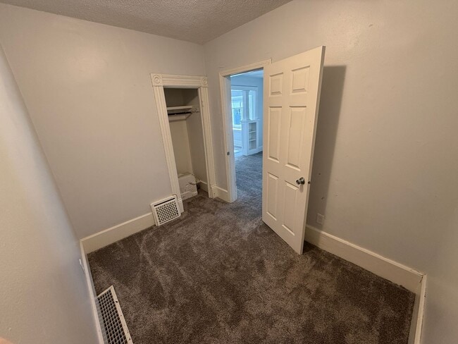 Building Photo - Spacious & Homey 3-Bedroom with Bonus Room