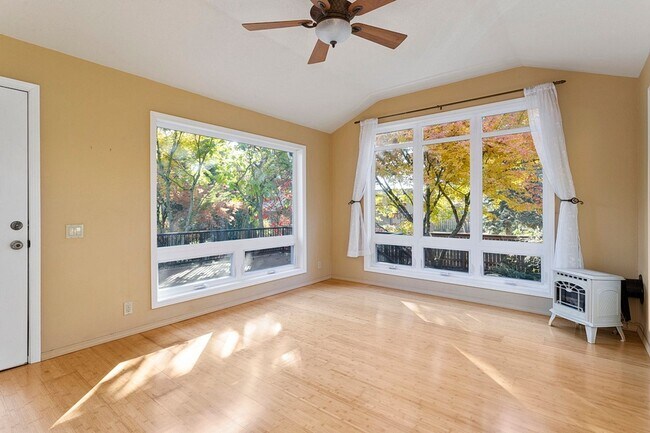 Building Photo - Spacious Home ! Huge living room, 2nd family room, kitchen nook and extra room off kitchen. Large...