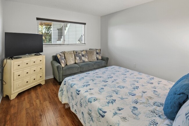 Building Photo - 2936 Lake Shore Dr