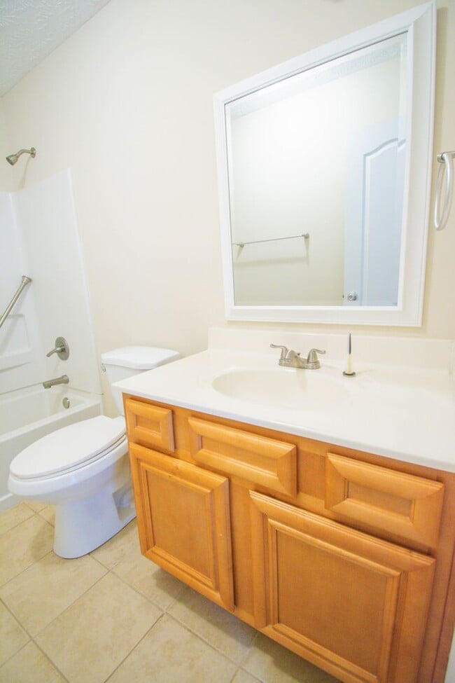 Building Photo - 3 Bedroom 2 Bathroom - Pets Allowed!