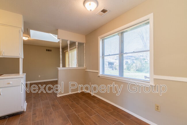Building Photo - 6560 Greenbriar Dr
