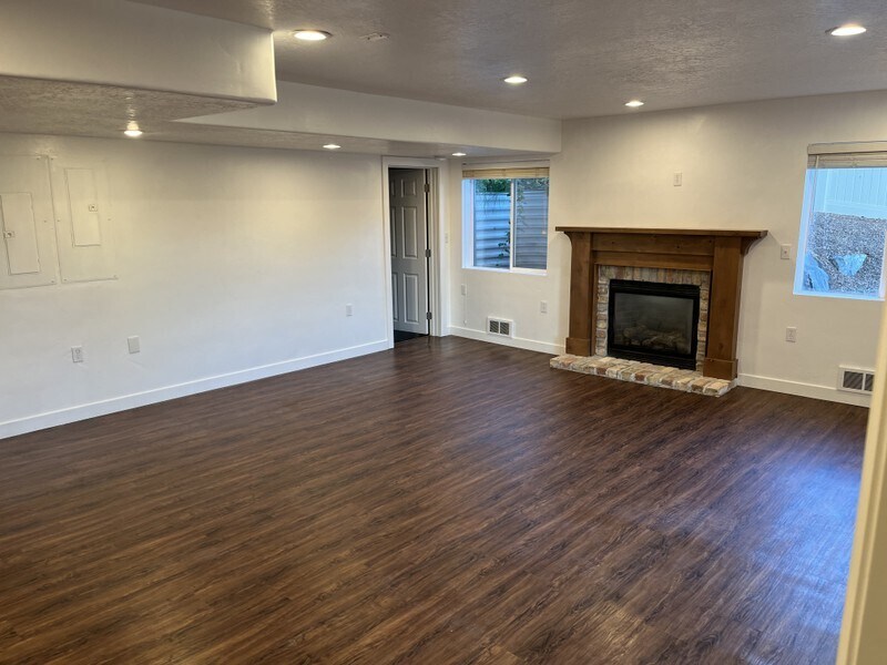 Building Photo - 862 E 140 N